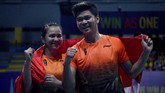 Senym semringah Praveen Jordan (kanan)/Melati Daeva Oktavianti usai memastikan medali emas SEA Games 2019. (ANTARA FOTO/Sigid Kurniawan/aww)
