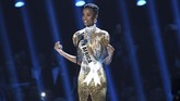 Zozibini Tunzi jadi perempuan Afrika Selatan ketiga yang membawa pulang mahkota ratu sejagad setelah Demi Leigh Nel Peters (2017) dan Margaret Gardiner (1978). (Paras Griffin/Getty Images/AFP)