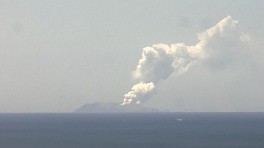 Letusan terjadi pada pukul 14.30 waktu setempat atau sekitar 08.30 WIB, sekitar 50 kilometer (30 mil) dari pantai timur North Island, Senin (9/12/2019).