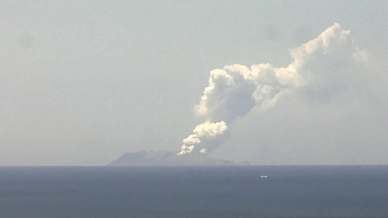 Letusan terjadi pada pukul 14.30 waktu setempat atau sekitar 08.30 WIB, sekitar 50 kilometer (30 mil) dari pantai timur North Island, Senin (9/12/2019).