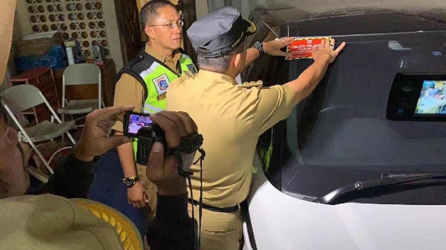 Pasang Stiker dan Ancaman Sita