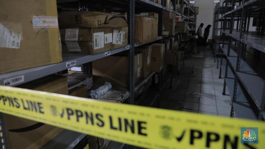 Penyidik pegawai Negara Sipil (PPNS) menyita Lebih dari 53 miliar rupiah kosmetik ilegal, obat tradisional ilegal, dan pangan olahan ilegal di gudang pengiriman barang di daerah Jakarta Utara, Selasa (10/12). Petugas mengamankan dan menyita 43.071 pieces kosmetik ilegal senilai 17,17 miliar rupiah, 58.355 pieces obat tradisional ilegal senilai 27,98 miliar rupiah, dan 14.533 pieces pangan olahan ilegal senilai 7,21 miliar rupiah. Rincian jumlah obat item keseluruhan 44 item (29 item kosmetik ilegal,12 item obat tradisional ilegal, dan 3 item pangan olahan ilegal) atau 127.281 pieces. Kosmetik ilegal yang ditemukan dan disita petugas antara lain Diva Mask, Inno Gialuron, Xtrazex, Princess Hair, dan Vita Micrite 3D All Use. Sementara itu, obat tradisional ilegal yang ditemukan antara lain Detoxic, Resize Gel, dan Hero Active, sedangkan pangan olahan ilegal antara lain Slim Mix Collagen 168 g, Choco mia, Black Latte 100g. (CNBC Indonesia/Muhammad Sabki)