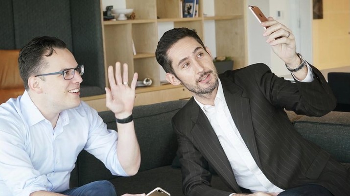 Mike Krieger dan Kevin Systrom (Instagram) Mike Krieger dan Kevin Systrom (Screenshot Instagram @mikeyk)
Setelah 8 tahun lamanya dirintis, Kevin Systrom dan Mike Krieger, pendiri Instagram, resmi mengundurkan diri dari jabatannya sebagai CEO dan CTO Instagram pada tanggal 24 September 2018. Mereka berdua mundur dengan alasan ingin mengambil waktu luang untuk beristirahat sebelum melanjutkan babak baru dalam kehidupan mereka masing-asing. (Screenshot Instagram @mikeyk)