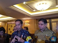 Cara Jokowi Kebut Inklusi Keuangan: Nabung & Bank Wakaf Mikro