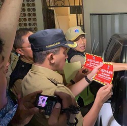 Kapok! Mobil Mewah Penunggak Pajak Ditempeli Stiker
