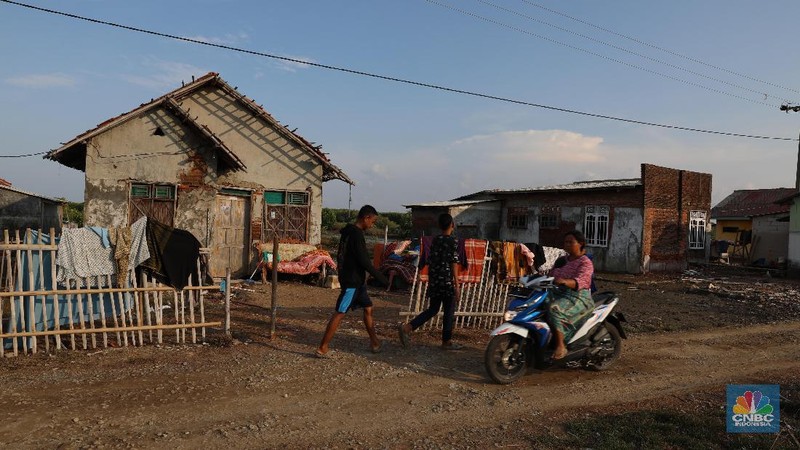 Akibat abrasi, puluhan rumah di kawasan tersebut rusak.
