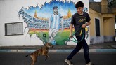 Mural bergambarkan Lionel Messi di Rosario, Argentina. (AP Photo/Natacha Pisarenko)