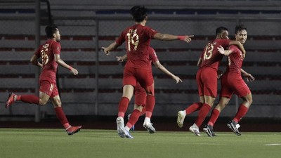 Indonesia's Ardiles Osvaldo Haay, right, celebrates with teammates after scoring a goal during their football match against Thailand at the 30th South East Asian Games in Manila, Philippines on Tuesday, Nov. 26, 2019. The Philippines is hosting the SEA games which officially starts Nov. 30 - Dec. 11. (AP Photo/Aaron Favila)