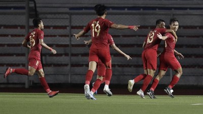 Timnas Indonesia di Sea Games (AP Photo/Aaron Favila) Indonesia's Ardiles Osvaldo Haay, right, celebrates with teammates after scoring a goal during their football match against Thailand at the 30th South East Asian Games in Manila, Philippines on Tuesday, Nov. 26, 2019. The Philippines is hosting the SEA games which officially starts Nov. 30 - Dec. 11. (AP Photo/Aaron Favila)