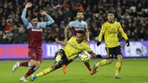 Pierre Emerick Aubameyang lalu mencetak gol ketiga lewat tendangan voli sambil menjatuhkan diri di menit ke-69. (AP Photo/Kirsty Wigglesworth)