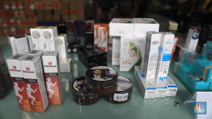 Kosmetik ilegal, obat tradisional ilegal, dan pangan olahan ilegal (CNBC Indonesia/Muhammad SabKI) Penyidik pegawai Negara Sipil (PPNS) menyita Lebih dari 53 miliar rupiah kosmetik ilegal, obat tradisional ilegal, dan pangan olahan ilegal di gudang pengiriman barang di daerah Jakarta Utara, Selasa (10/12). Petugas mengamankan dan menyita 43.071 pieces kosmetik ilegal senilai 17,17 miliar rupiah, 58.355 pieces obat tradisional ilegal senilai 27,98 miliar rupiah, dan 14.533 pieces pangan olahan ilegal senilai 7,21 miliar rupiah. Rincian jumlah obat item keseluruhan 44 item (29 item kosmetik ilegal,12 item obat tradisional ilegal, dan 3 item pangan olahan ilegal) atau 127.281 pieces. Kosmetik ilegal yang ditemukan dan disita petugas antara lain Diva Mask, Inno Gialuron, Xtrazex, Princess Hair, dan Vita Micrite 3D All Use. Sementara itu, obat tradisional ilegal yang ditemukan antara lain Detoxic, Resize Gel, dan Hero Active, sedangkan pangan olahan ilegal antara lain Slim Mix Collagen 168 g, Choco mia, Black Latte 100g. (CNBC Indonesia/Muhammad Sabki)