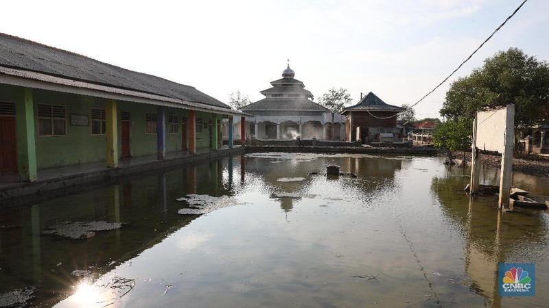Akibat abrasi, puluhan rumah di kawasan tersebut rusak.