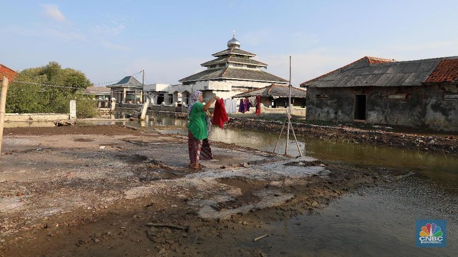Akibat abrasi, puluhan rumah di kawasan tersebut rusak.