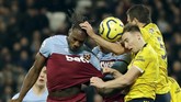 Arsenal berusaha keras menggempur pertahanan West Ham setelah tertinggal di babak pertama. The Gunners lalu menggelontorkan tiga gol dalam kurun waktu sembilan menit. (AP Photo/Kirsty Wigglesworth)