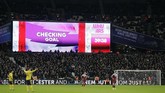 Gol Ogbonna harus melalui proses cek VAR oleh wasit sebelum akhirnya dinyatakan sah. (AP Photo/Kirsty Wigglesworth)
