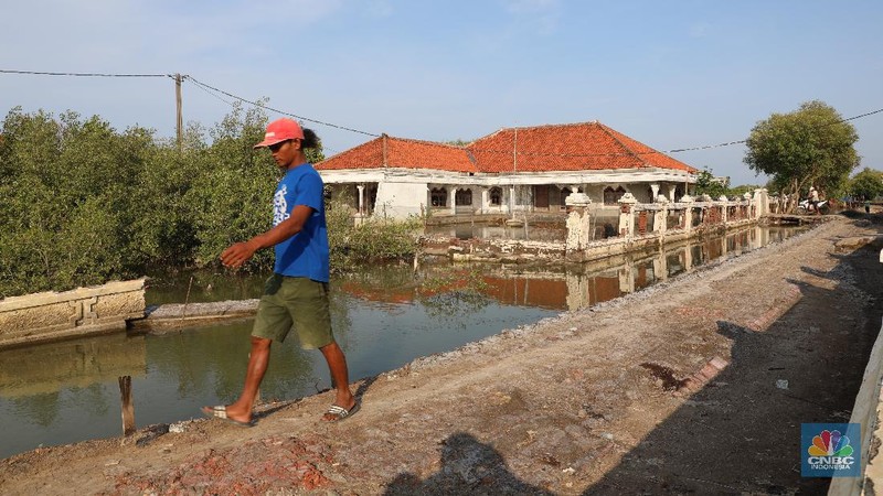 Akibat abrasi, puluhan rumah di kawasan tersebut rusak.