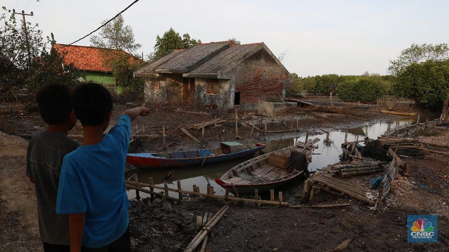 Akibat abrasi, puluhan rumah di kawasan tersebut rusak.