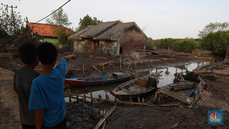 Akibat abrasi, puluhan rumah di kawasan tersebut rusak.