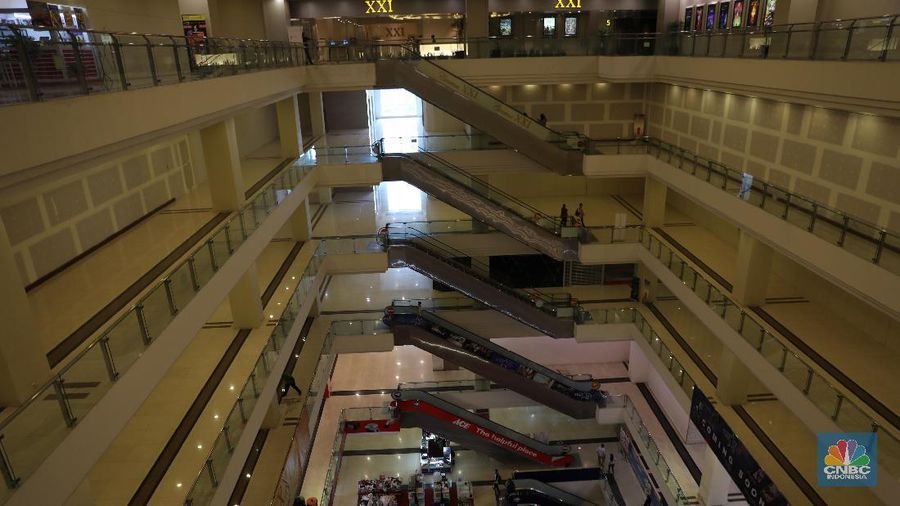 Fenomena mall sepi di Ibu Kota Jakarta belakangan ini kembali ramai diperbincangkan. Pasalnya, banyak pusat perbelanjaan yang berlokasi di tengah kota justru sepi dari pengunjung. Mal Grand Paragon adalah salah satunya. Lokasi yang strategis tidak lantas membuat mal yang berdempetan dengan hotel dengan nama sama itu ramai dikunjungi. Mal Grand Paragon yang terletak di Jalan Gajah Mada tepat di sebrang Halte Transjakarta Mangga Besar. Dari pantauan CNBC Indonesia dilokasi masih terdapat toko toko di Mal Grand Paragon yang didatangi seperti Ace Hardware dan bazar pakain. Pihak penjaga (securty) yabg tidak mau disebutkan namanya menjelaskan 