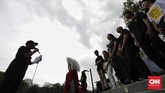 Aktivis Amnesty International melakukan aksi damai di taman aspirasi depan Istana Negara, Jakarta, Rabu. 10 Desember 2019. Dalam aksinya mereka memberikan 5.000 dokumen kartu pos kepada Presiden Joko Widodo yang diklaim berasal dari kiriman masyarakat Indonesia. (CNN Indonesia/Adhi Wicaksono)
