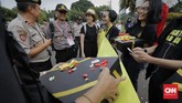 Kartu pos dan surat berisi pengalaman dugaan pelanggaran HAM yang dirasakan langsung masyarakat maupun kasus lain yang dinilai perlu lekas dituntaskan pemerintah. (CNN Indonesia/Adhi Wicaksono)