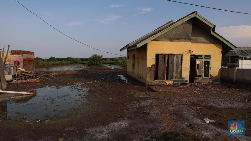 Akibat abrasi, puluhan rumah di kawasan tersebut rusak.