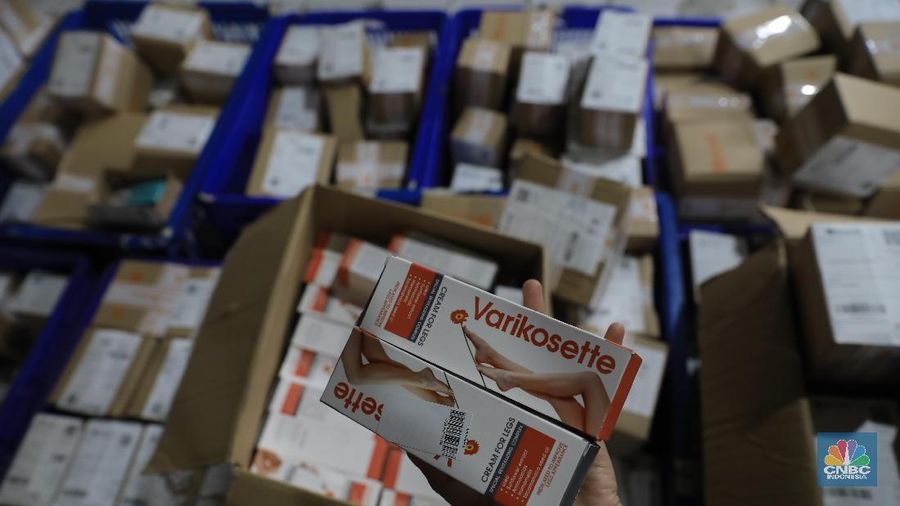 Penyidik pegawai Negara Sipil (PPNS) menyita Lebih dari 53 miliar rupiah kosmetik ilegal, obat tradisional ilegal, dan pangan olahan ilegal di gudang pengiriman barang di daerah Jakarta Utara, Selasa (10/12). Petugas mengamankan dan menyita 43.071 pieces kosmetik ilegal senilai 17,17 miliar rupiah, 58.355 pieces obat tradisional ilegal senilai 27,98 miliar rupiah, dan 14.533 pieces pangan olahan ilegal senilai 7,21 miliar rupiah. Rincian jumlah obat item keseluruhan 44 item (29 item kosmetik ilegal,12 item obat tradisional ilegal, dan 3 item pangan olahan ilegal) atau 127.281 pieces. Kosmetik ilegal yang ditemukan dan disita petugas antara lain Diva Mask, Inno Gialuron, Xtrazex, Princess Hair, dan Vita Micrite 3D All Use. Sementara itu, obat tradisional ilegal yang ditemukan antara lain Detoxic, Resize Gel, dan Hero Active, sedangkan pangan olahan ilegal antara lain Slim Mix Collagen 168 g, Choco mia, Black Latte 100g.  (CNBC Indonesia/Muhammad Sabki)