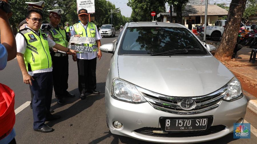 Tim gabungan satlantas Polda Metro Jaya dan Samsat melakukan razia pengesahan STNK di Jalan Taman Makam Pahlawan, Kalibata, Jakarta Selatan. Pantauan CNBC Indonesia di lokasi pukul 09.00 WIB, Rabu  ( 11/12/2019), mulai terlihat puluhan mobil pribadi maupun mobil box diberhentikan petugas. Beberapa motor juga dihentikan.

Mayoritas pelanggaran yang dilakukan adalah telat bayar pajak. Selain itu, ada juga karena tidak memakai helm, lampu tidak dinyalakan, sampai pelat nomor yang sudah jatuh tempo. Ada 40 petugas yang melakukan operasi razia pengesahan STNK. Saat operasi, pengendara motor terlihat berdebat dengan polantas karena STNKnya sudah jatuh tempo namun bersikeras tidak mau menandatangani surat tilang. (CNBC Indonesia/Tri Susilo)