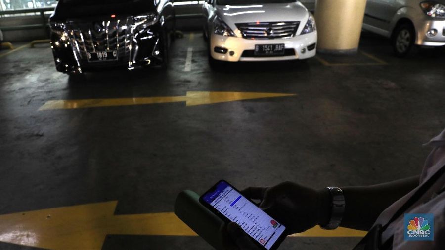 BPRD DKI Jakarta  melakukan razia di Basement Parkiran Mobil mewah kawasan Grand Indonesia, Jakarta, Rabu (11/12). Secara akumulatif, Pemprov DKI Jakarta menyisir seribuan kendaraan yang pemiliknya menunggak pajak. Dari kegiatan itu, sejauh ini, ada 300 kendaraan yang sudah bayar pajak. Kendaraan belum membayar pajak (CNBC Indonesia/Muhammad Sabki)