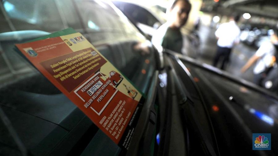 Kendaraan yang ditemukan dan belum membayar pajak ditempel stiker merah khusus penunggak pajak.