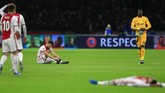 Para pemain Ajax Amsterdam bereaksi setelah dikalahkan Valencia 0-1. Kekalahan itu membuat Ajax yang merupakan semifinalis Liga Champions musim lalu finis di posisi tiga Grup H. (AP Photo/Peter Dejong)