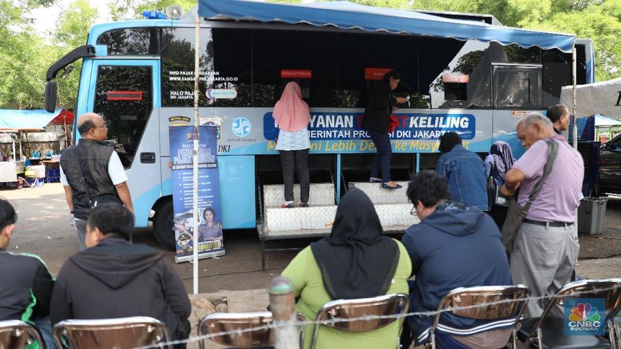Tim gabungan satlantas Polda Metro Jaya dan Samsat melakukan razia pengesahan STNK di Jalan Taman Makam Pahlawan, Kalibata, Jakarta Selatan. Pantauan վ di lokasi pukul 09.00 WIB, Rabu  ( 11/12/2019), mulai terlihat puluhan mobil pribadi maupun mobil box diberhentikan petugas. Beberapa motor juga dihentikan.

Mayoritas pelanggaran yang dilakukan adalah telat bayar pajak. Selain itu, ada juga karena tidak memakai helm, lampu tidak dinyalakan, sampai pelat nomor yang sudah jatuh tempo. Ada 40 petugas yang melakukan operasi razia pengesahan STNK. Saat operasi, pengendara motor terlihat berdebat dengan polantas karena STNKnya sudah jatuh tempo namun bersikeras tidak mau menandatangani surat tilang. (վ/Tri Susilo)