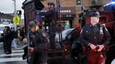 Peristiwa baku tembak sengit antara polisi dan dua orang bersenjata terjadi di Kota Jersey, New Jersey, Amerika Serikat. Sebanyak enam orang meninggal dalam kejadian itu, termasuk seorang detektif dan tiga warga. (AP Photo/Seth Wenig)