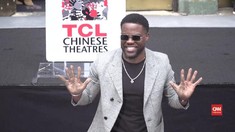VIDEO: Kevin Hart Buat 'Jejak' Cap Tangan di Hollywood