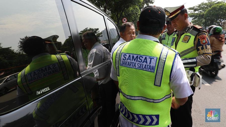 Tim gabungan satlantas Polda Metro Jaya dan Samsat melakukan razia pengesahan STNK di Jalan Taman Makam Pahlawan, Kalibata, Jakarta Selatan. Pantauan ²©²ÊÍøÕ¾ di lokasi pukul 09.00 WIB, Rabu ( 11/12/2019), mulai terlihat puluhan mobil pribadi maupun mobil box diberhentikan petugas. Beberapa motor juga dihentikan.
Mayoritas pelanggaran yang dilakukan adalah telat bayar pajak. Selain itu, ada juga karena tidak memakai helm, lampu tidak dinyalakan, sampai pelat nomor yang sudah jatuh tempo. Ada 40 petugas yang melakukan operasi razia pengesahan STNK. Saat operasi, pengendara motor terlihat berdebat dengan polantas karena STNKnya sudah jatuh tempo namun bersikeras tidak mau menandatangani surat tilang. (²©²ÊÍøÕ¾/Tri Susilo)