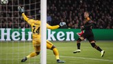 Sementara itu Ajax Amsterdam dikalahkan Valencia 0-1 di Johan Cruyff Arena lewat gol Rodrigo Moreno pada menit ke-24. (AP Photo/Peter Dejong)
