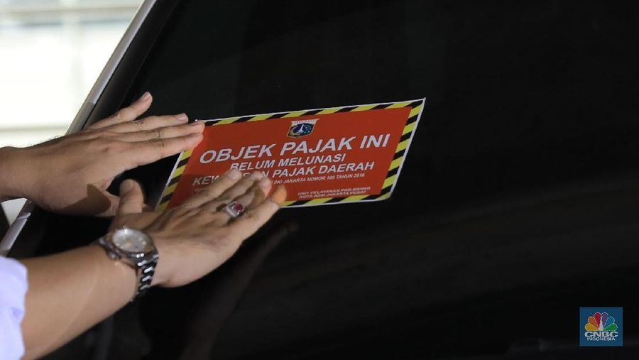 Kendaraan yang ditemukan dan belum membayar pajak ditempel stiker merah khusus penunggak pajak.