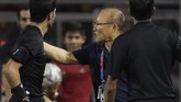 Setelah Vietnam unggul 3-0, pelatih Park Hang Seo mendapat kartu merah dari wasit lantaran protes keras dan harus menyaksikan penampilan anak asuhnya dari tribune penonton. (AP Photo/Aaron Favila)