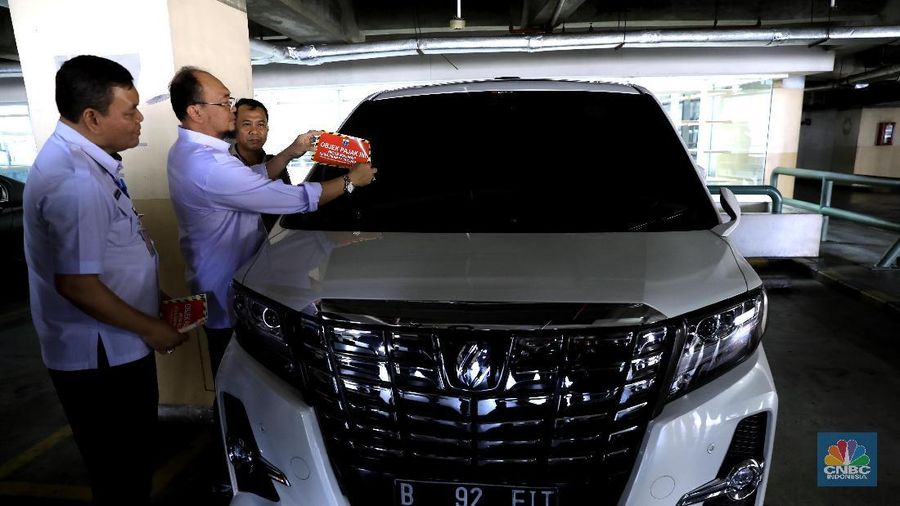 Kendaraan yang ditemukan dan belum membayar pajak ditempel stiker merah khusus penunggak pajak.