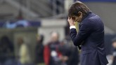 Pelatih Inter Milan Antonio Conte tertunduk lesu melihat Barcelona mencetak gol kemenangan lewat penyerang muda Ansu Fati. (AP Photo/Luca Bruno)