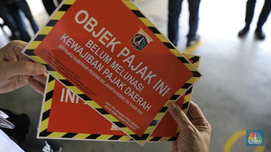 BPRD DKI Jakarta  melakukan razia di Basement Parkiran Mobil mewah kawasan Grand Indonesia, Jakarta, Rabu (11/12). Secara akumulatif, Pemprov DKI Jakarta menyisir seribuan kendaraan yang pemiliknya menunggak pajak. Dari kegiatan itu, sejauh ini, ada 300 kendaraan yang sudah bayar pajak. Kendaraan belum membayar pajak (CNBC Indonesia/Muhammad Sabki)