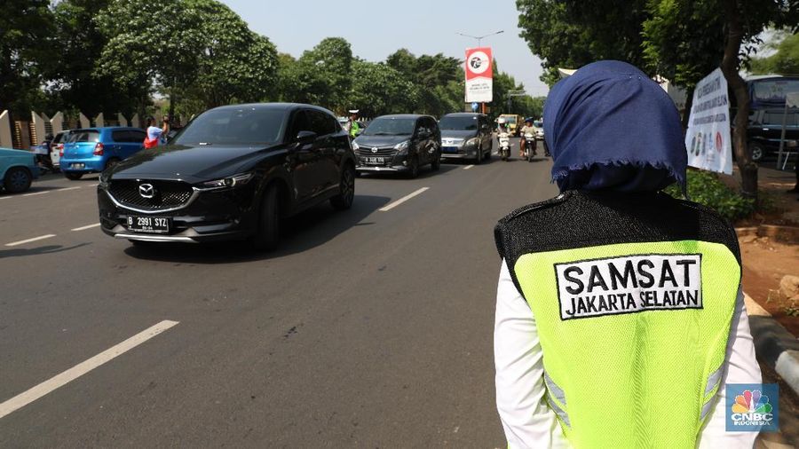Tim gabungan satlantas Polda Metro Jaya dan Samsat melakukan razia pengesahan STNK di Jalan Taman Makam Pahlawan, Kalibata, Jakarta Selatan. Pantauan CNBC Indonesia di lokasi pukul 09.00 WIB, Rabu ( 11/12/2019), mulai terlihat puluhan mobil pribadi maupun mobil box diberhentikan petugas. Beberapa motor juga dihentikan.
Mayoritas pelanggaran yang dilakukan adalah telat bayar pajak. Selain itu, ada juga karena tidak memakai helm, lampu tidak dinyalakan, sampai pelat nomor yang sudah jatuh tempo. Ada 40 petugas yang melakukan operasi razia pengesahan STNK. Saat operasi, pengendara motor terlihat berdebat dengan polantas karena STNKnya sudah jatuh tempo namun bersikeras tidak mau menandatangani surat tilang. (CNBC Indonesia/Tri Susilo)