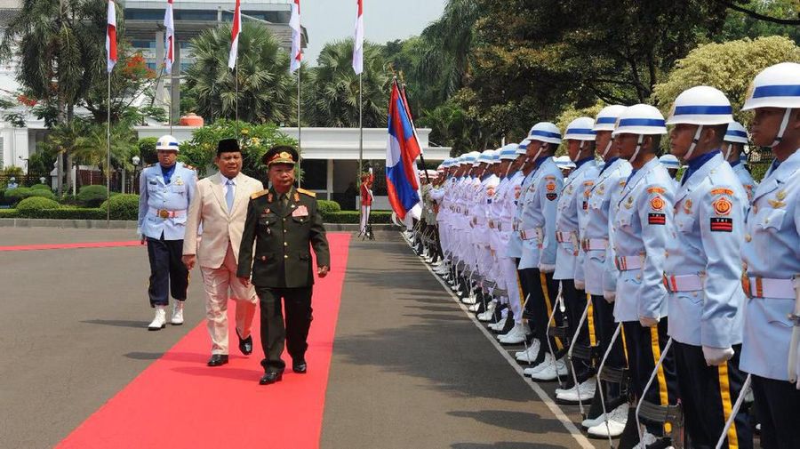 Menhan turut mempromosikan senjata-senjata hasil produksi dalam negeri agar bisa digunakan dan dibeli oleh pemerintah Laos.