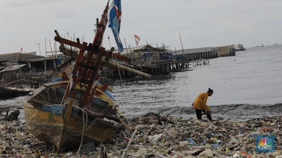 Lautan sampah memenuhi pesisir laut Cilincing di Jakarta (10/12/2019).