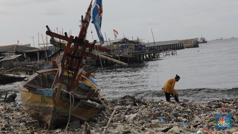 Lautan sampah memenuhi pesisir laut Cilincing di Jakarta (10/12/2019).