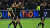 Pemain Valencia: Carlos Soler, Gabriel Paulista, dan Ferran Torres merayakan sukses sebagai juara Grup H mengalahkan Chelsea yang menjadi runner-up. (AP Photo/Peter Dejong)