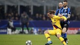 Inter Milan menjamu Barcelona pada laga terakhir Grup F Liga Champions di Stadion Giuseppe Meazza, Selasa (10/12). Inter Milan membutuhkan kemenangan atas Barcelona untuk memastikan lolos ke 16 besar. (AP Photo/Antonio Calanni)