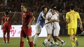 Pemain-pemain Indonesia tak bisa menyembunyikan kekecewaan setelah wasit Majed Mohammed Alshamrani meniup peluit akhir dalam laga final SEA Games. Indonesia kalah 0-3 dari Vietnam. (AP Photo/Aaron Favila)