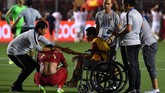 Indra Sjafri (kiri) menghampiri para pemain yang masih terpukul setelah kalah dalam laga final SEA Games. Bagi Evan, ini merupakan kegagalan ketiga meraih emas setelah SEA Games 2015 dan 2017. (ANTARA FOTO/Sigid Kurniawan/ama)
