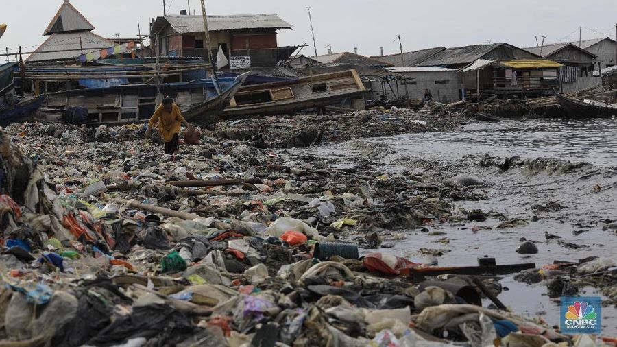 Lautan sampah memenuhi pesisir laut Cilincing di Jakarta (10/12/2019).